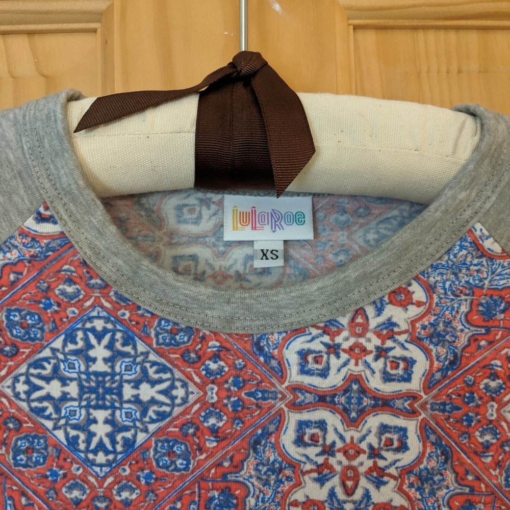 LuLaRoe Randy Tee XS - Picture 2 of 3